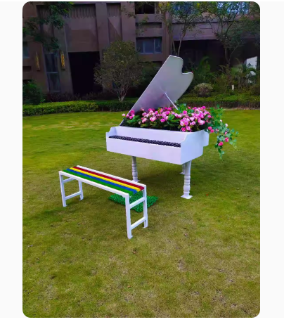 Outdoor garden landscape sculpture, suitable for park, villa, courtyard landscaping and decoration. Creative realistic piano model ornament.