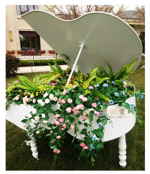 Outdoor garden landscape sculpture, suitable for park, villa, courtyard landscaping and decoration. Creative realistic piano model ornament.