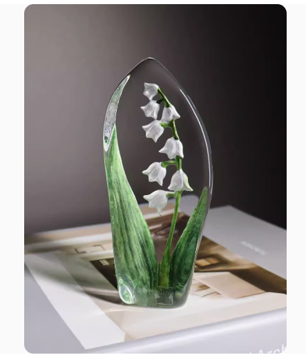 Creative sunflower and rose flower Nordic art decorations imported from Sweden, made of crystal, designed to adorn tabletops.