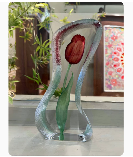 Creative sunflower and rose flower Nordic art decorations imported from Sweden, made of crystal, designed to adorn tabletops.