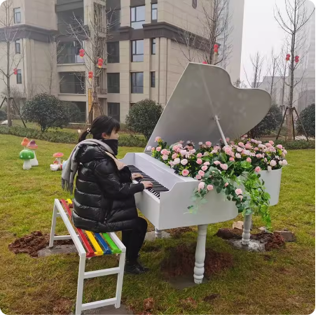 Outdoor garden landscape sculpture, suitable for park, villa, courtyard landscaping and decoration. Creative realistic piano model ornament.