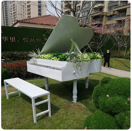 Outdoor garden landscape sculpture, suitable for park, villa, courtyard landscaping and decoration. Creative realistic piano model ornament.