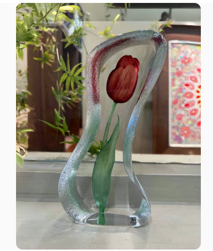 Creative sunflower and rose flower Nordic art decorations imported from Sweden, made of crystal, designed to adorn tabletops.