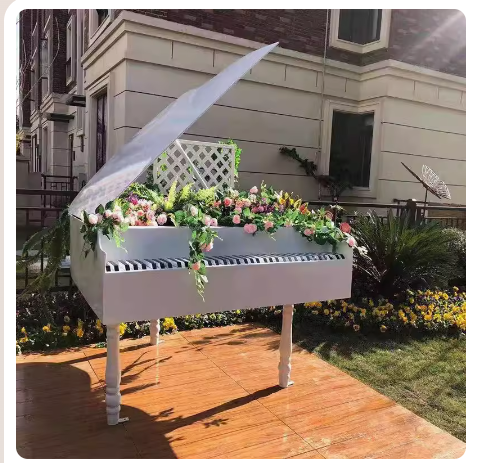 Outdoor garden landscape sculpture, suitable for park, villa, courtyard landscaping and decoration. Creative realistic piano model ornament.